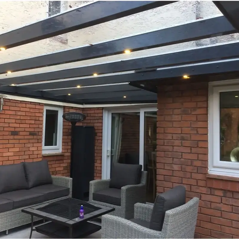 Oświetlenie LED w zadaszeniu tarasowym - punktowe światła w belkach