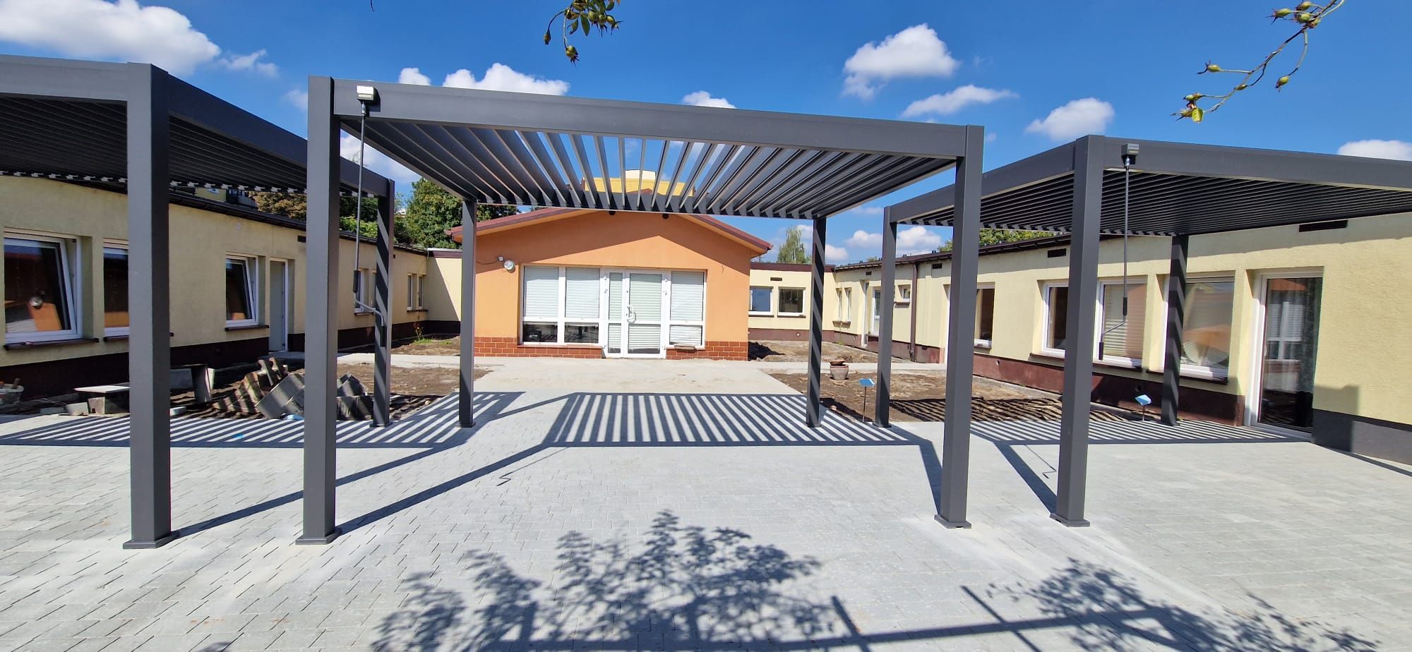 Pergola aluminiowa wolnostojąca z ruchomymi lamelami – realizacja Glass Garden Żory Śląsk