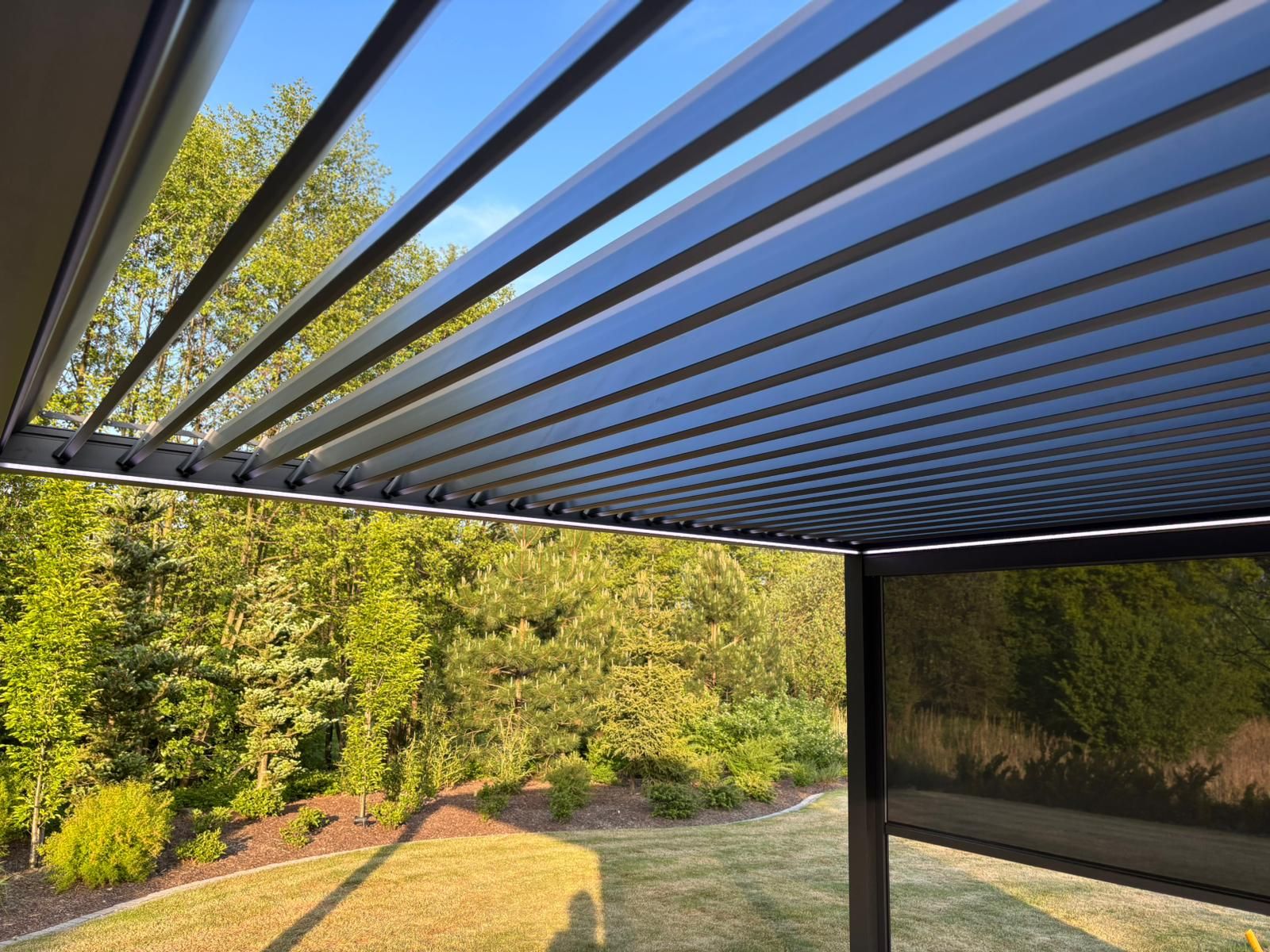 Ruchome lamele pergoli - regulacja światła