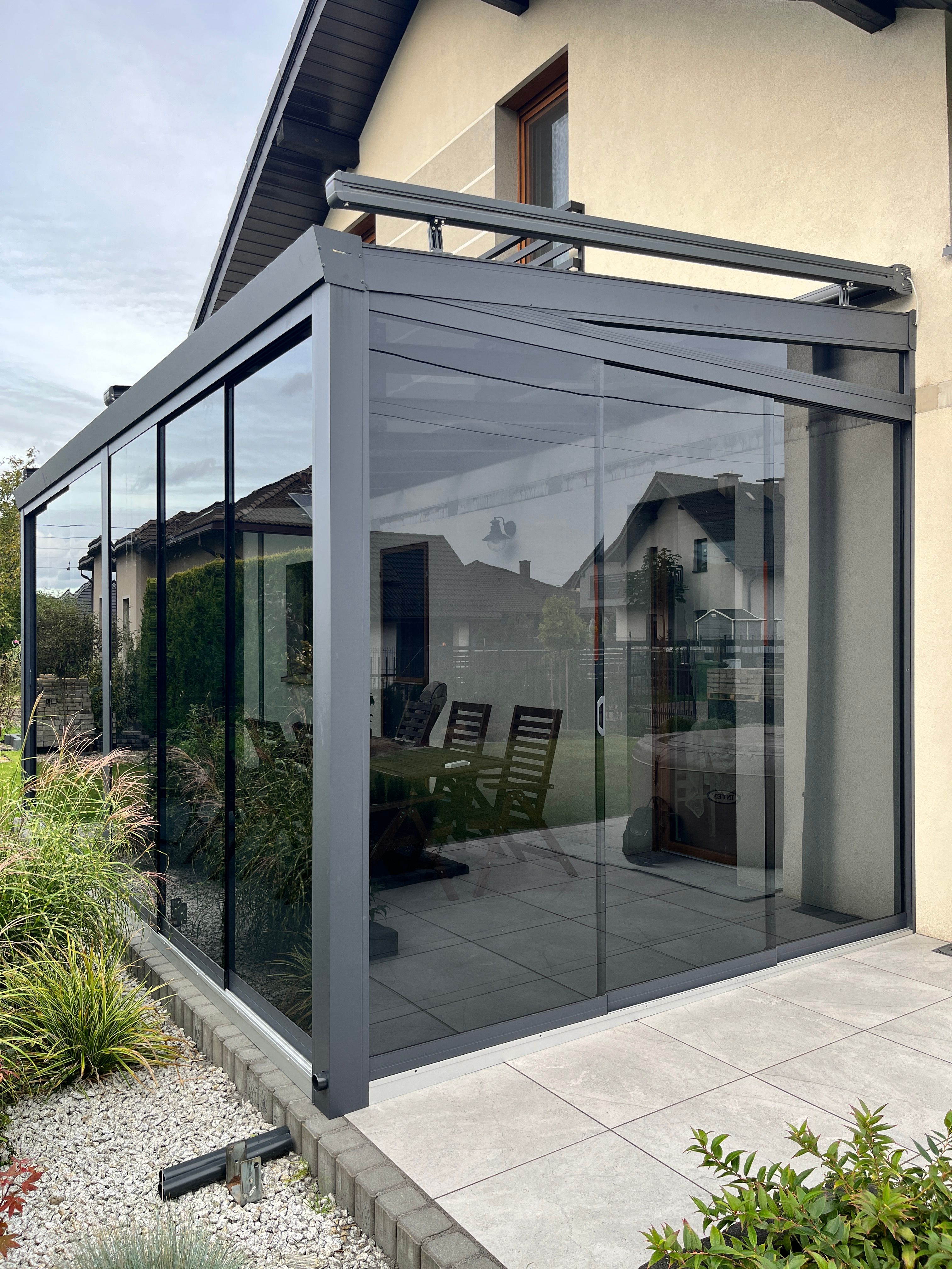 Nowoczesny ogród zimowy - szklane ściany i aluminiowa konstrukcja