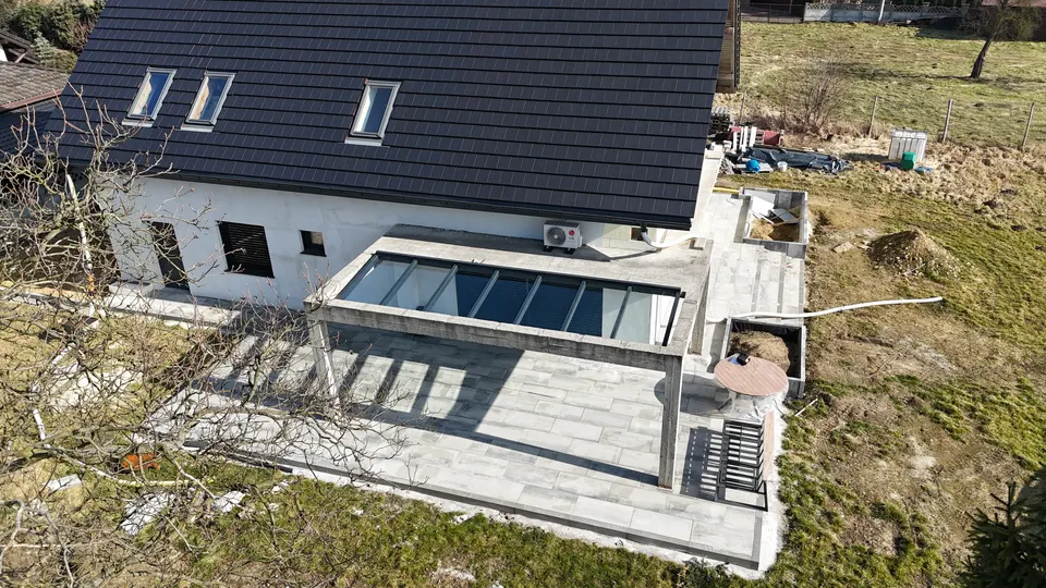 Szklany dach w betonowej ramie nad tarasem domu w Zwonowicach, widok z lotu ptaka