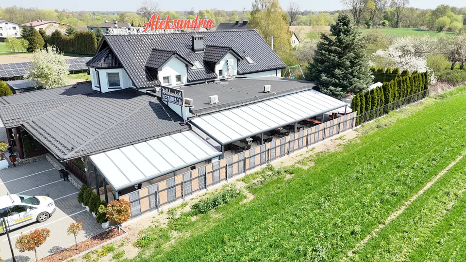 Zadaszony taras restauracji Aleksandria w Drogomyślu, widok z góry od narożnika budynku