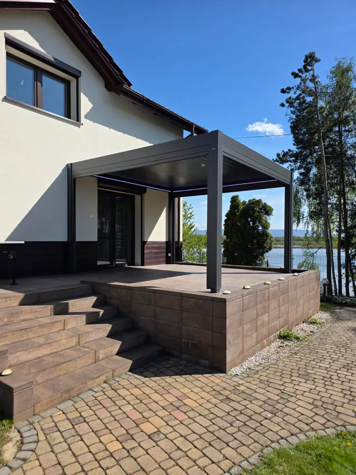 Grafitowa pergola na podwyższonym tarasie w miejscowości Góra z widokiem na wodę