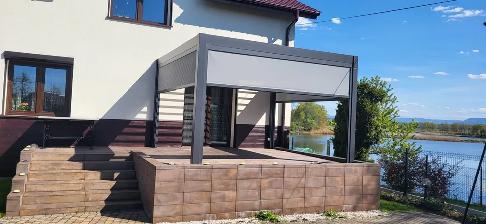 Pergola aluminiowa + Rolety ZIP + Lamele w Góra